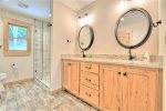Master Bath en Suite on Upper-Level